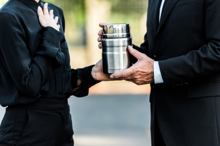 Ceneri funerarie vengono consegnate ad una donna