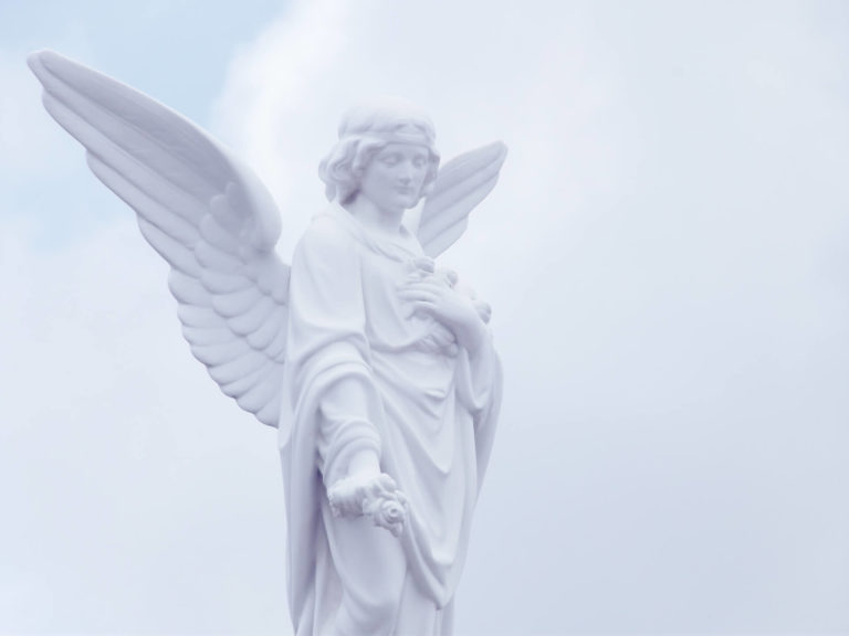Statua in pietra bianca di un angelo
